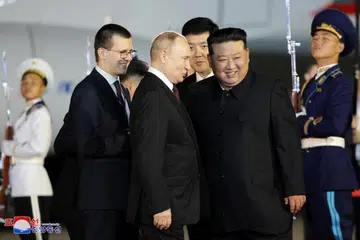 Ketibaan Presiden Russia, Encik Vladimir Putin (dua dari kiri), di ibu kota Korea Utara, Pyongyang, pada 19 Jun, dialu-alukan oleh pemimpin Korea Utara, Encik Kim Jong Un. 