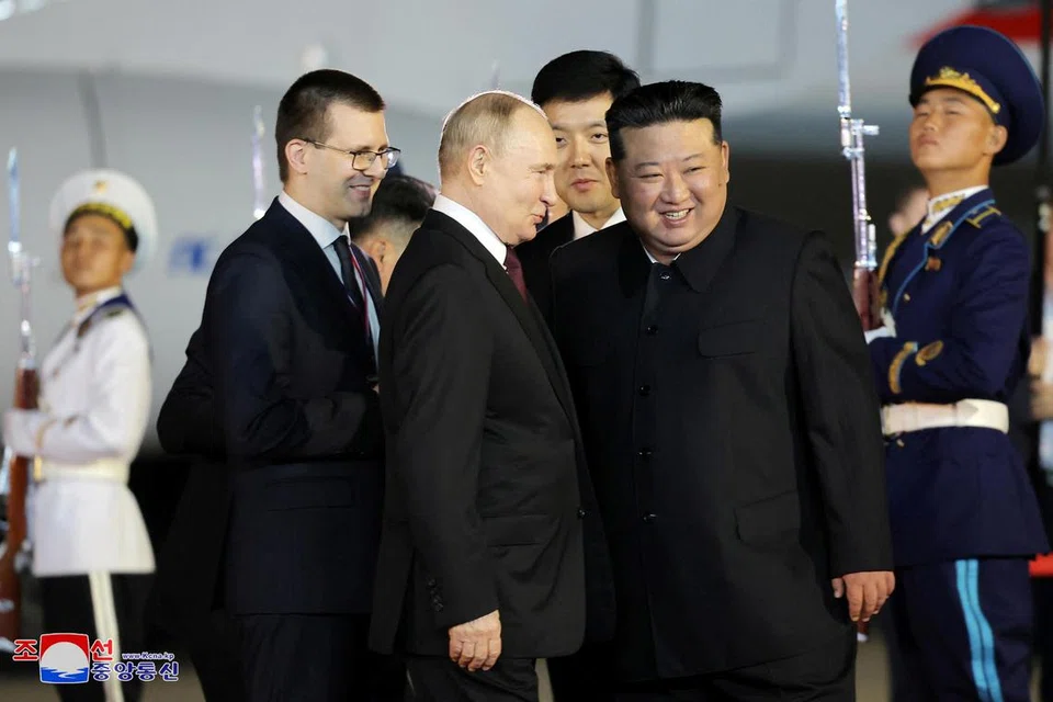 Ketibaan Presiden Russia, Encik Vladimir Putin (dua dari kiri), di ibu kota Korea Utara, Pyongyang, pada 19 Jun, dialu-alukan oleh pemimpin Korea Utara, Encik Kim Jong Un. 