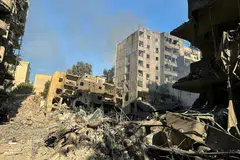 Serangan udara pada 28 September oleh jet pejuang Israel telah meranapkan beberapa bangunan di kejiranan Haret Hreik di selatan Beirut dan memaksa penduduk di sana melarikan diri dalam keadaan ketakutan. 