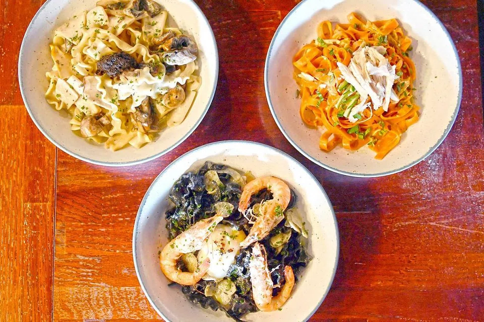 PASTA MENARIK: Antara hidangan pasta popular yang dihidangkan di Tipo SG adalah 'Prawn Aglio Olio Squid Ink', dan 'Mushroom Madness'. Hidangan pasta 'Creamy Laksa Pasta' adalah menu istimewa bagi bulan Ogos sempena Hari Kebangsaan. - Foto BM oleh KHALID BABA