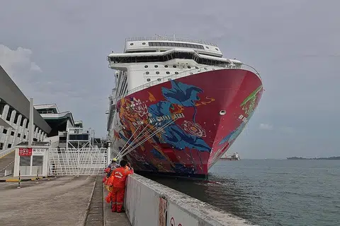 DAPUR HALAL: Kapal Genting Dream telah belayar pada separuh kapasiti semalam untuk memastikan operasi berjalan dengan lancar. - Foto BH oleh GIN TAY