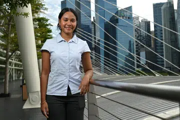 Cik Sara Renukha Rahim, 20 tahun, penerima Biasiswa Pemerintah Singapura (SGS) di bawah kategori Biasiswa Berseragam MHA (Pertengahan Penggal Pengajian), akan memulakan perkhidmatan bersama Biro Narkotik Pusat (CNB) pada 2027, selepas menamatkan pengajian di Universiti Kolej London (UCL). 