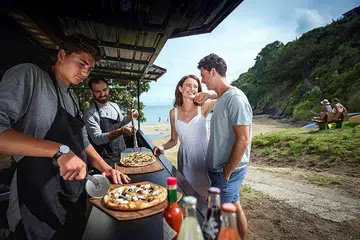 KURANG KAKITANGAN: Banyak perniagaan pelancongan berkata membawa masuk pekerja asing ialah huraian kepada masalah kakitangan, apatah lagi dalam kalangan mereka yang menawarkan kegiatan mencabar. - Foto TOURISM NEW ZEALAND