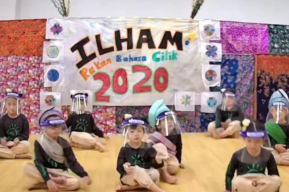 KELETAH SI CILIK: Kanak-kanak yang lengkap memakai pelindung muka dari Ilham Child Care mendendangkan syair dalam salah satu acara program Hari Bulan Bahasa anjuran pusat penjagaan kanak-kanak itu. - Foto ILHAM CHILD CARE 