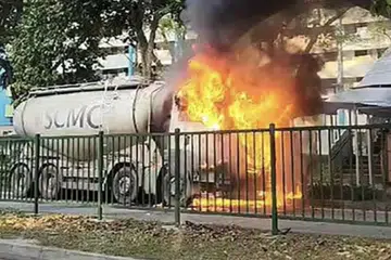 Pasukan Pertahanan Awam Singapura (SCDF) menyatakan ia dimaklumkan mengenai kebakaran yang melibatkan ruang enjin trak sekitar 8.05 pagi di Corporation Road. 
