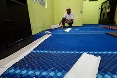 Imam Surau Kampung Sanglang, Encik Saniman Abdul Samad, 63 tahun, melihat cebisan ‘skirting’ siling Surau Kampung Sanglang, Buloh Kasap, Segamat, Johor, yang jatuh akibat gegaran gempa bumi lemah yang berlaku awal pagi 24 Ogos.