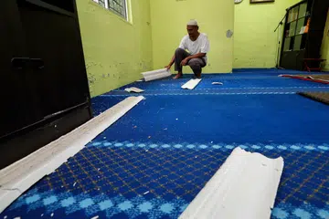 Imam Surau Kampung Sanglang, Encik Saniman Abdul Samad, 63 tahun, melihat cebisan ‘skirting’ siling Surau Kampung Sanglang, Buloh Kasap, Segamat, Johor, yang jatuh akibat gegaran gempa bumi lemah yang berlaku awal pagi 24 Ogos.