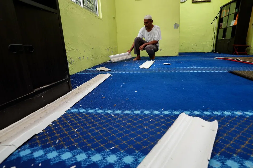 Imam Surau Kampung Sanglang, Encik Saniman Abdul Samad, 63 tahun, melihat cebisan ‘skirting’ siling Surau Kampung Sanglang, Buloh Kasap, Segamat, Johor, yang jatuh akibat gegaran gempa bumi lemah yang berlaku awal pagi 24 Ogos.