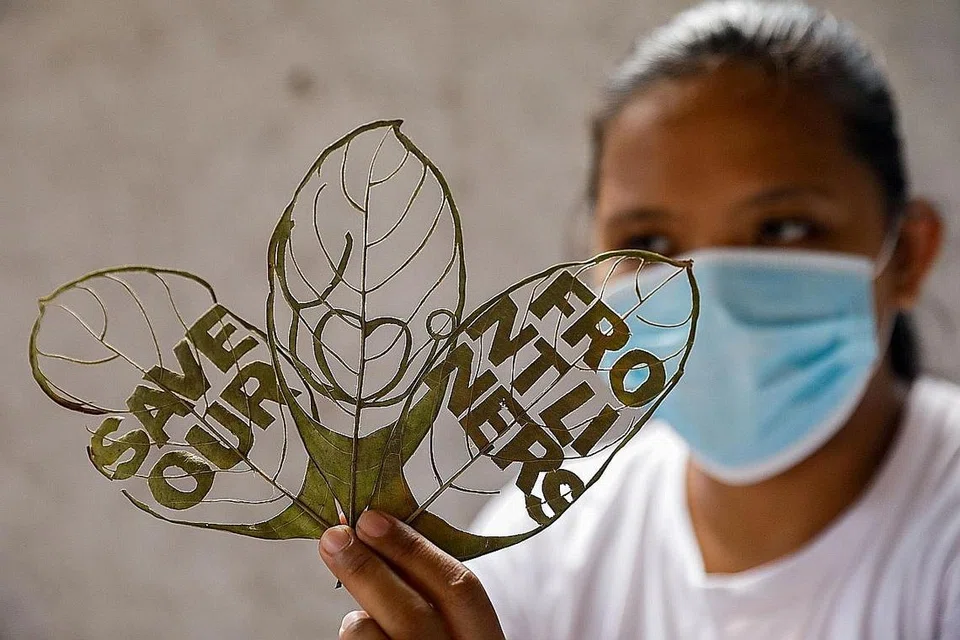 HARGAI SUMBANGAN: Daun penghargaan kepada kakitangan barisan depan melawan Covid-19 di Filipina.- Foto REUTERS 
