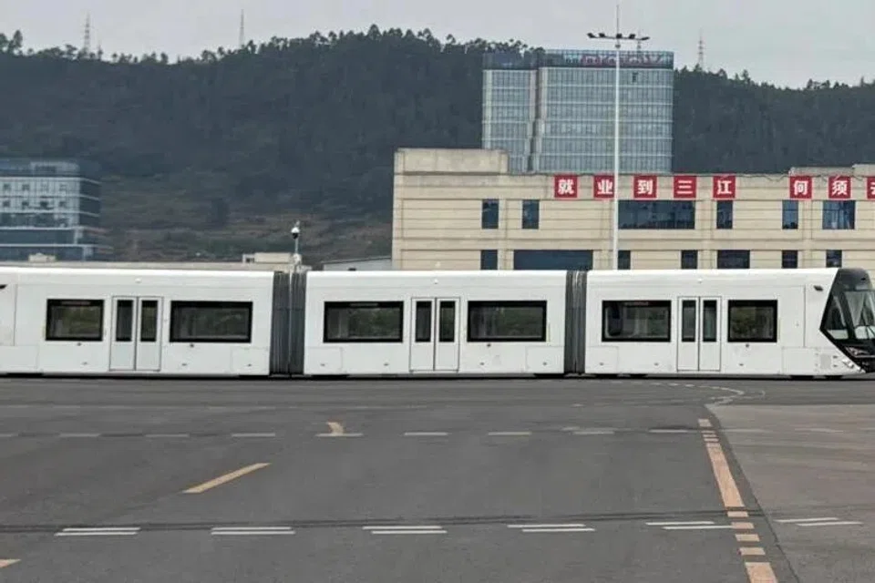 Sistem BRT seakan trem (tram-like BRT) di Yibin, China.