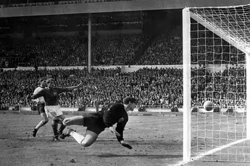 JARINGAN KONTROVERSIAL BERSEJARAH: Tilkowski (gambar atas dalam final Piala Dunia 1966) sehingga beliau meninggal dunia pada usia 84 tahun minggu lalu berkata gol yang membantu England menjulang satu-satunya Piala Dunia yang dimenanginya tidak melewati garisan gawang. - Foto-foto AP, AFP