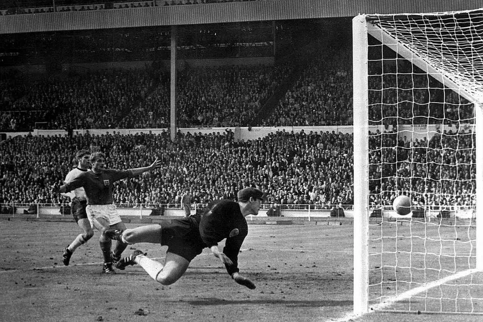 JARINGAN KONTROVERSIAL BERSEJARAH: Tilkowski (gambar atas dalam final Piala Dunia 1966) sehingga beliau meninggal dunia pada usia 84 tahun minggu lalu berkata gol yang membantu England menjulang satu-satunya Piala Dunia yang dimenanginya tidak melewati garisan gawang. - Foto-foto AP, AFP