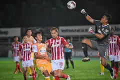 TANGKAS DI UDARA: Penjaga gawang Balestier Central Hairul Syirhan menumbuk bola dalam perlawanan Liga Perdana Singapura menentang  Albirex Niigata pada musim lalu.  