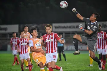 TANGKAS DI UDARA: Penjaga gawang Balestier Central Hairul Syirhan menumbuk bola dalam perlawanan Liga Perdana Singapura menentang  Albirex Niigata pada musim lalu.  