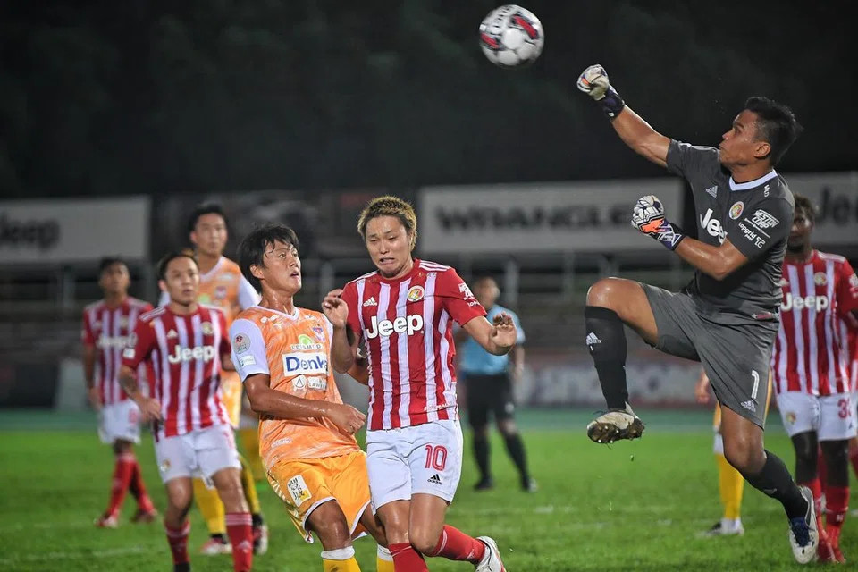 TANGKAS DI UDARA: Penjaga gawang Balestier Central Hairul Syirhan menumbuk bola dalam perlawanan Liga Perdana Singapura menentang  Albirex Niigata pada musim lalu.  