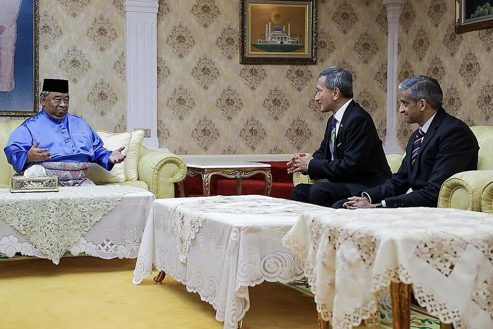 PERERAT HUBUNGAN: Dr Balakrishnan (dua dari kanan) berpeluang bertemu Tengku Muda Pahang, Tengku Abdul Rahman (kiri), semasa mengadakan kunjungan bekerja ke negeri itu. Bersama mereka ialah Pesuruhjaya Tinggi Singapura ke Malaysia Vanu Gopala Menon. - Foto MFA
