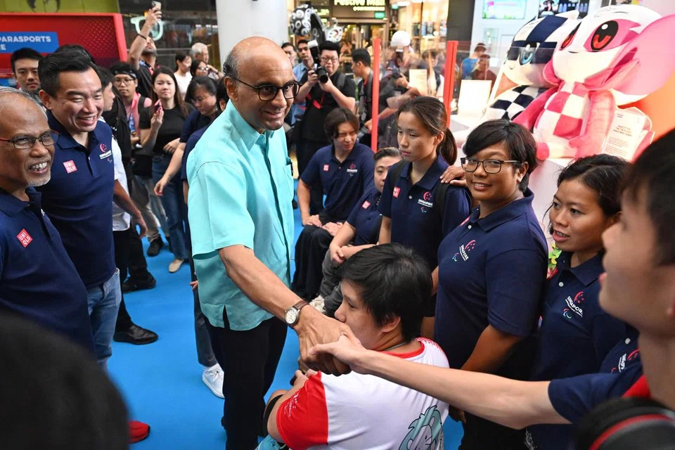 Presiden Tharman Shanmugaratnam bersama (dari kiri) Menteri Pembangunan Sosial dan Keluarga, Encik Masagos Zulkifli Masagos Mohamad, dan Setiausaha Parlimen Kanan (Kebudayaan, Masyarakat dan Belia merangkap Pembangunan Sosial dan Keluarga), Encik Eric Chua, beramah mesra dengan atlet paralimpik termasuk (dari kanan) Maveric Lee, Danielle Moi, Nur Syahidah Alim dan Sophie Soon di Fiesta Paralimpik pada 4 Mei 2024.