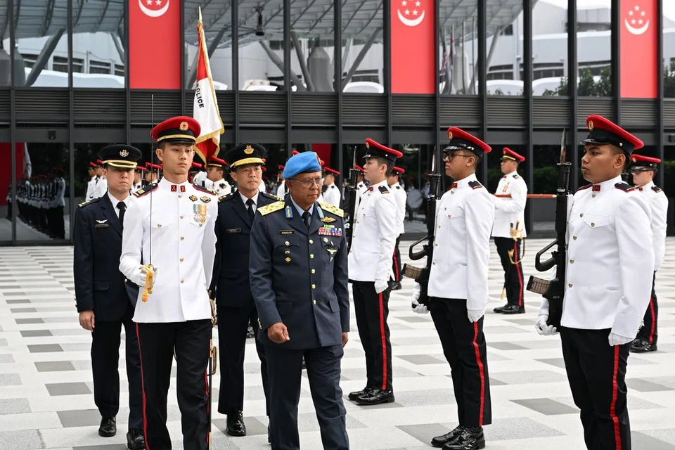 Ketua Tentera Udara Diraja Malaysia (TUDM), Jeneral (Jen) Dato’ Sri Haji Muhamad Norazlan Aris, memeriksa Kawalan Kehormatan di Mindef pada 20 Ogos. 