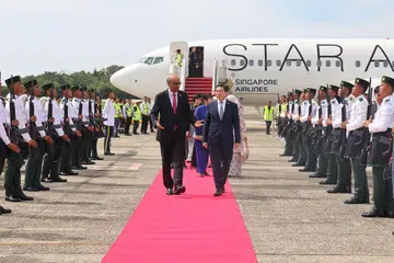 SELAMAT TIBA: Presiden Tharman Shanmugaratnam (kiri) tiba di Lapangan Terbang Antarabangsa Brunei sekitar 2.35 petang pada 24 Januari dan disambut oleh Menteri di Pejabat Perdana Menteri Brunei yang juga Menteri Kewangan dan Ekonomi II, Dato Amin Liew (kanan).
