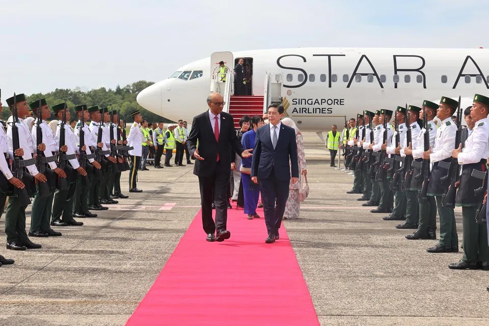 SELAMAT TIBA: Presiden Tharman Shanmugaratnam (kiri) tiba di Lapangan Terbang Antarabangsa Brunei sekitar 2.35 petang pada 24 Januari dan disambut oleh Menteri di Pejabat Perdana Menteri Brunei yang juga Menteri Kewangan dan Ekonomi II, Dato Amin Liew (kanan).
