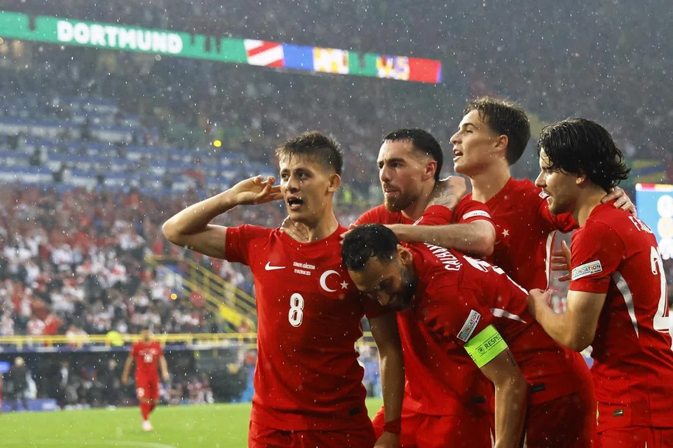 Arda Guler (kiri) meraikan gol yang dijaringkannya semasa Turkey menentang Georgia pada 18 Jun. 