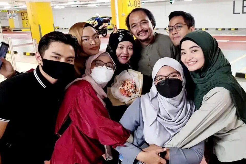 MASA YANG DINANTI-NANTI: Selepas 714 hari terpisah dengan keluarga, pelakon Mahyonis Mahfudz, yang 'terkandas' di JB ekoran penutupan sempadan akhirnya disatukan semula dengan suami berserta keenam-enam anaknya termasuk Anis Qurratu'aini Azman (depan berpelitup hitam).
