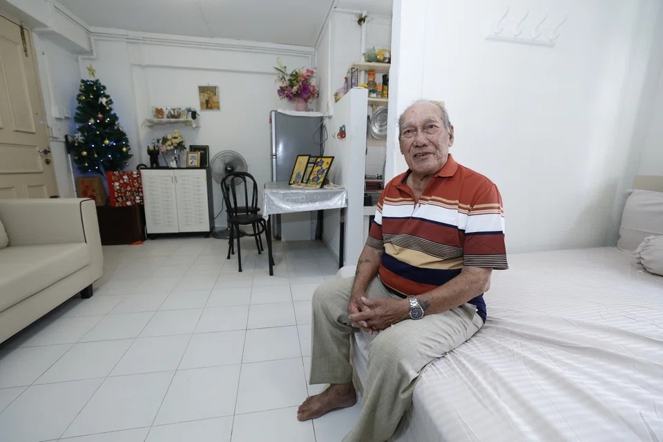 Katil ‘queen size’ dan sofa baru antara perabot yang dihadiahkan kepada Encik Marshall Garnell yang menetap di rumah sewa sebilik di Chai Chee sempena Krismas.