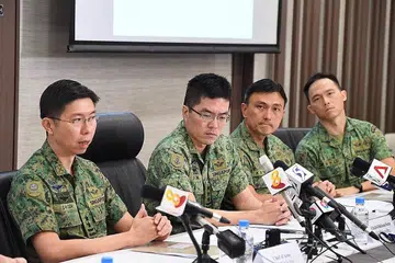 SIASATAN PENUH BAKAL DIJALANKAN: (Dari kiri) Mejar Jeneral Goh Si Hou, Leftenan Jeneral Melvyn Ong, Kolonel Terry Tan dan Kolonel (Dr) Edward Lo Hong Yee, memberi taklimat kepada media di bangunan Mindef semalam. - Foto BH oleh DESMOND FOO