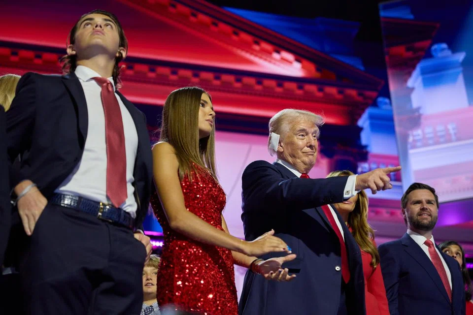Encik Donald Trump (tiga dari kanan) dan pasangannya calon naib presiden Republikan, Encik JD Vance (kanan) dan keluarga mereka di atas pentas pada hari keempat Konvensyen Nasional Republikan (RNC) di Milwaukee, Wisconsin, Amerika Syarikat pada 18 Julai.