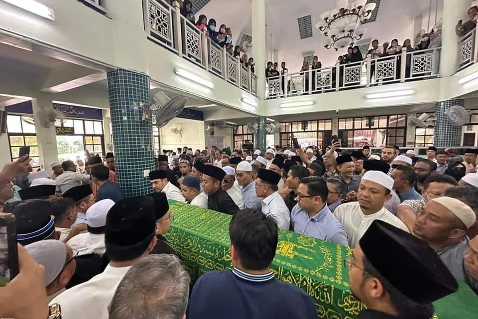 SUASANA PILU: Perdana Menteri Malaysia, Datuk Seri Anwar Ibrahim (tengah, mengangkat jenazah), sebelum ini mengimamkan solat jenazah Allahyarham Datuk Seri Salahuddin Ayub di Masjid Jamek Dato’ Haji Noh Gadot, Pontian, Johor.
