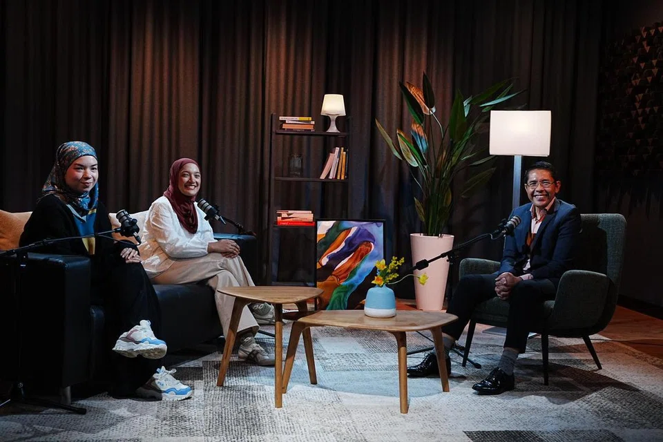 Dalam podcast NoTapis kali ini, antara lain, Menteri di Pejabat Perdana, Dr Mohamad Maliki Osman, berkata, selain menangani krisis, strategi jangka panjang Singapura bergantung pada usaha kekal relevan melalui kerjasama antarabangsa, perjanjian perdagangan bebas, dan penglibatan pelbagai hala. Beliau bersama penerbit podcast, Cik Natasha Mustafa (dua dari kiri) dan penerbit eksekutif, Cik Siti Aisyah Nordin.