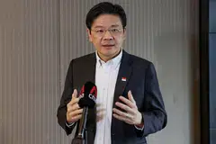 PELUANG JALIN PERSAHABATAN: Encik Lawrence Wong yakin hubungan akrab dengan pemimpin negara jiran di Malaysia akan membantu kededua pihak berbincang bagi mengatasi perbezaan dan terus memperkukuh hubungan dua hala. - Foto MCI