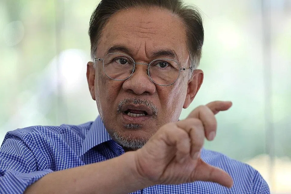 TIDAK SOKONG MAHATHIR: Datuk Anwar berkata beliau tidak akan dapat lagi menyokong Dr Mahathir sebagai perdana menteri semula. - Foto REUTERS