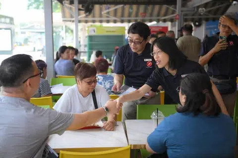 Cik Sharon Lin, 40 tahun, perunding kanan dalam sektor Teknologi Maklumat (IT), berinteraksi dengan penduduk di sekitar kawasan Chong Pang pada 13 April.