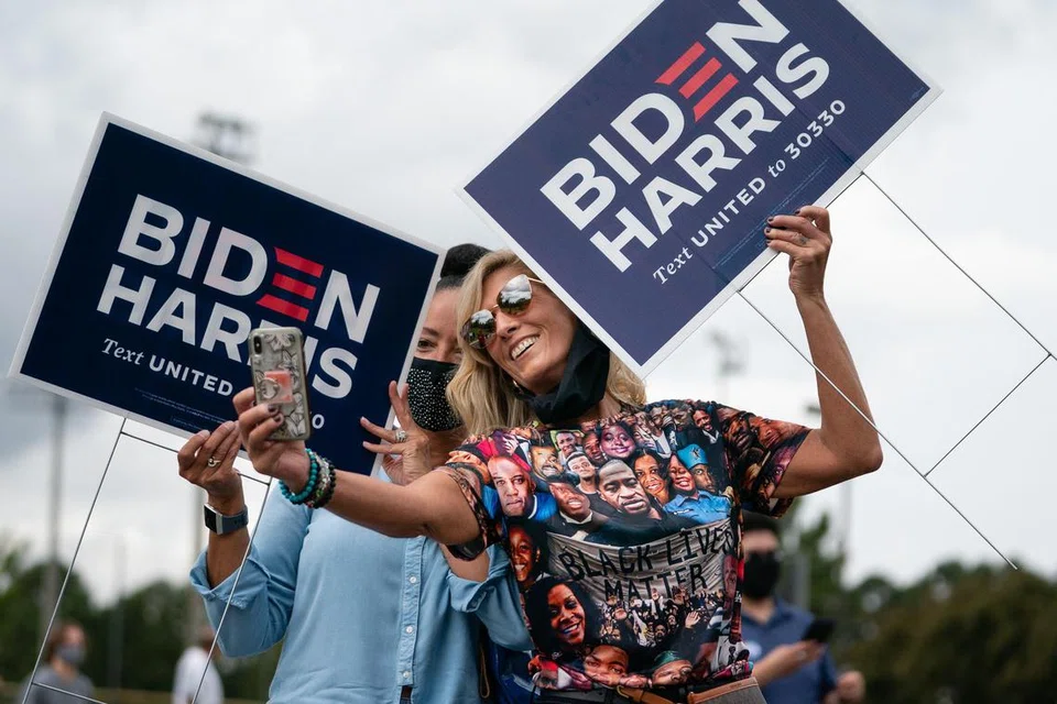 PILIHAN RAYA DINANTIKAN: Mata dunia akan tertumpu kepada Pilihan Raya Presiden Amerika Syarikat, yang dijangka diadakan pada November 2024. Dua wanita yang memegang tanda dengan nama Biden/Harris bergambar di rapat bersama calon Senat Demokrat.