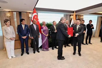 Timbalan Perdana Menteri, Encik Gan Kim Yong (belakang, lima dari kiri), Menteri Kewangan dan Hal Ehwal Korporat India, Cik Nirmala Sitharaman (empat dari kiri), serta para menteri dari kedua-dua negara menyaksikan pertukaran memorandum persefahaman (MOU) semasa sesi Meja Bundar Menteri India-Singapura (ISMR) keempat, yang diadakan di Hotel Shangri-La pada 20 Ogos.