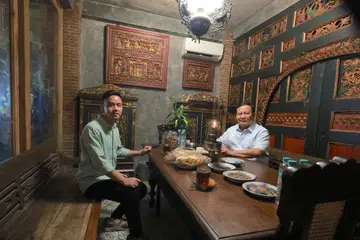 CALON NAIB PRESIDEN: Menteri Pertahanan Indonesia yang juga calon presiden, Encik Prabowo Subianto (kanan) mengumumkan pada  Ahad bahawa anak sulung Presiden Indonesia, Encik Joko Widodo, iaitu Encik Gibran Rakabuming Raka (kiri) akan bertanding dalam Pilihan Raya Presiden 2024. 