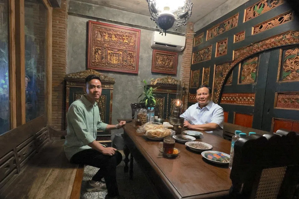 CALON NAIB PRESIDEN: Menteri Pertahanan Indonesia yang juga calon presiden, Encik Prabowo Subianto (kanan) mengumumkan pada  Ahad bahawa anak sulung Presiden Indonesia, Encik Joko Widodo, iaitu Encik Gibran Rakabuming Raka (kiri) akan bertanding dalam Pilihan Raya Presiden 2024. 