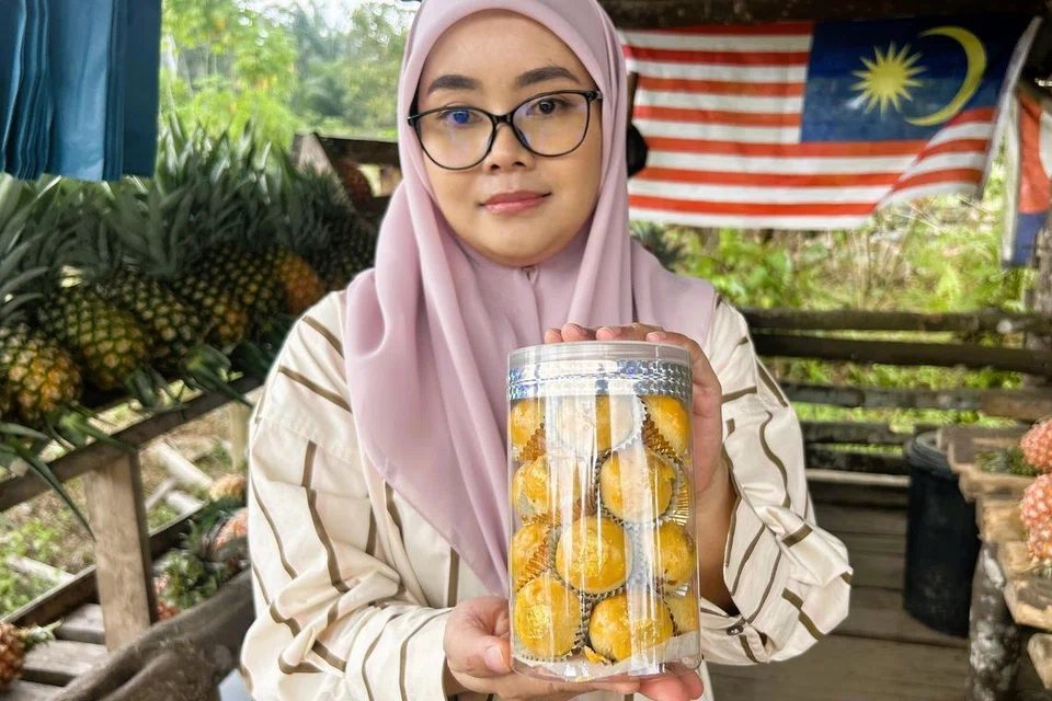 Pemilik Oh My Cookies, Cik Noor Umiyana menunjukkan kuih tart durian yang sentiasa laris di kalangan warga Singapura.