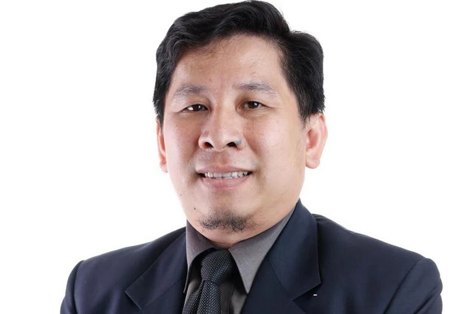 DOKTOR M³: Antara barisan depan karyawan perubatan di sini dalam menangani wabak koronavirus ialah doktor perubatan kumpulan M³ termasuk Dr Razakjr Omar, Dr Zuraimi Mohamed Dahlan, Dr Norhisham Main, Dr Elly Sabrina, Dr Fadzil Hamzah, Dr Nur Farhan Mohammad Alami, Dr Djoni Huang (gambar atas), Dr Juriyah Yatim, Dr Nurhidayati Mohamed Suphan. - Foto fail