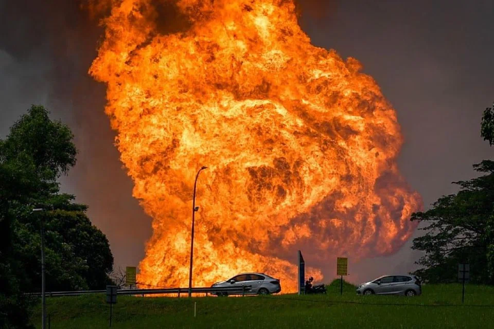 Letupan saluran paip gas bawah tanah di Putra Heights, Subang Jaya, Selangor, pada 1 April menyebabkan kebakaran besar yang memusnahkan kediaman dan harta benda penduduk di kawasan berhampiran.