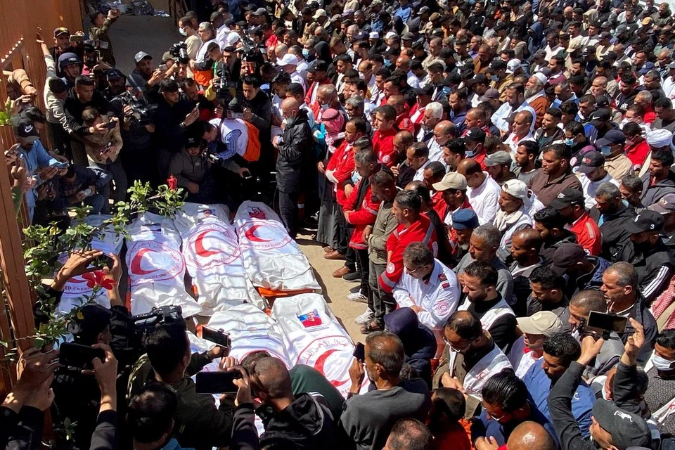 Rakyat Palestin meratapi paramedik, yang diserang Israel ketika dalam misi menyelamat, selepas mayat mereka ditemui, menurut Bulan Sabit Merah, di hospital Nasser di Khan Younis di selatan Gaza pada 31 Mac. 