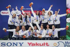 Pasukan Greece meraikan kemenangan selepas menewaskan Hungary 12-9 dalam pertandingan akhir polo air wanita Kejohanan Akuatik Dunia 2025 di Pusat Akuatik OCBC pada 23 Julai. 