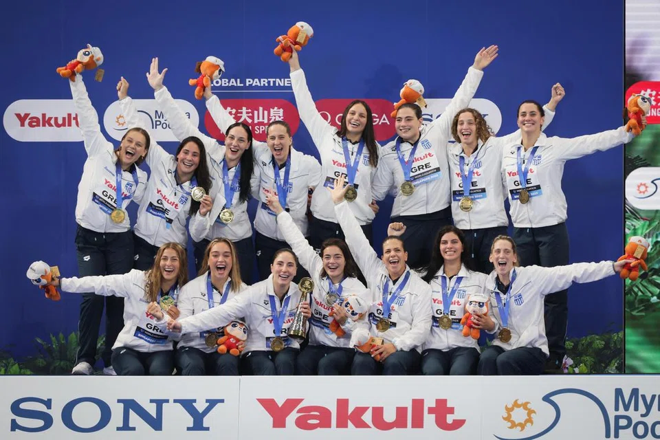 Pasukan Greece meraikan kemenangan selepas menewaskan Hungary 12-9 dalam pertandingan akhir polo air wanita Kejohanan Akuatik Dunia 2025 di Pusat Akuatik OCBC pada 23 Julai. 