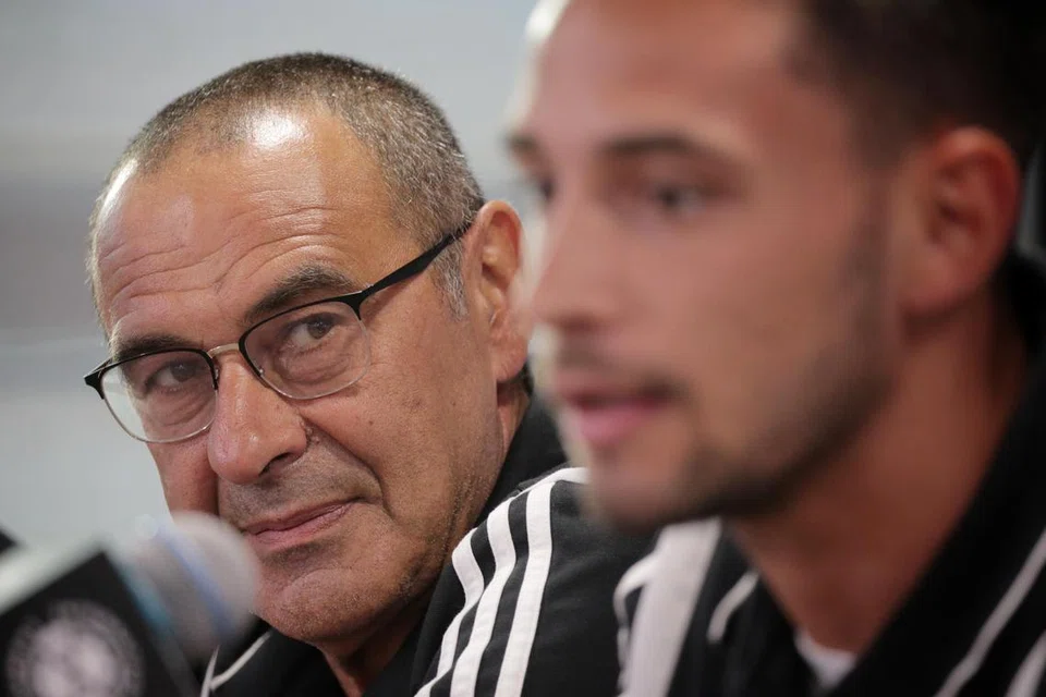 Pengurus mapan, Maurizio Sarri (kiri), dipecat meskipun pasukan bimbingannya, Juventus, berjaya menjulang liga Serie A pada 2020.
