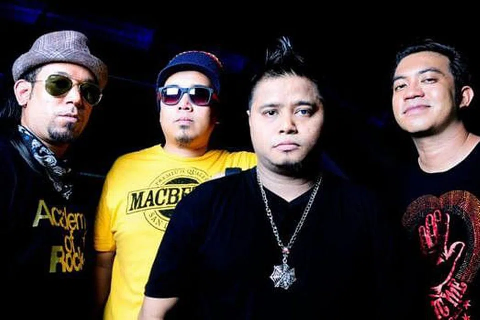 TINGGAL KENANGAN: Allahyarham Mohamed Zakie (depan) ketika bersama rakan seperjuangan daripada band Audionauts, yang terdiri daripada (dari kiri) Mohamed Rizal Mohamed Noor, Hishamuddin Abdul Rahman dan Mazron Nizam Ayub. - Foto AUDIONAUTS