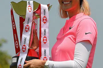 RAIH KEMENANGAN: Michelle Wie dengan trofi selepas memenangi kejohanan kelmarin. - Foto AFP