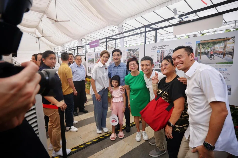 Cik Josephine Teo (kiri) berterima kasih kepada penduduk GRC Jalan Besar yang meluangkan masa dan usaha untuk berkongsi visi mereka bagi bandar yang diimpikan. Beliau, Encik Heng Chee How, Cik Denise Phua, Encik Shawn Loh dan Encik Wan Rizal, bergambar bersama penduduk pada acara pelan induk lima tahun untuk GRC Jalan Besar, di Boon Keng pada 6 April 2025.