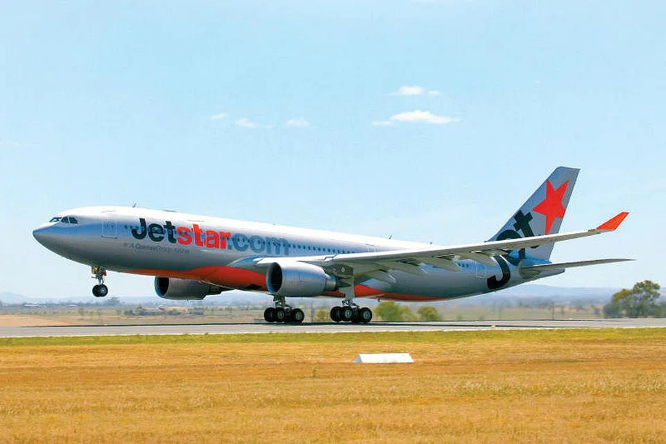 SEDIA KEMUDAHAN: Syarikat penerbangan, Jetstar Asia berkata, ia menawarkan semula khidmat penerbangan ke Bangkok, Kuala Lumpur dan Manila dengan setiap pesawat menawarkan hanya 112 tempat duduk, atau kira-kira 60 peratus muatan bagi membolehkan pelaksanaan jarak selamat sedang langkah-langkah pemutus litar dikuatkuasakan. 