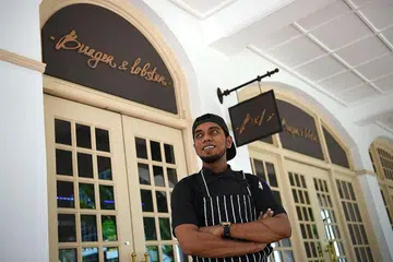 GAGAHI CABARAN: Biarpun perjalanan mencapai kerjaya impiannya bukan mudah, Encik Nabeel akhirnya berjaya bekerja dalam bidang yang diminatinya iaitu memasak. - Foto BH oleh DESMOND FOO